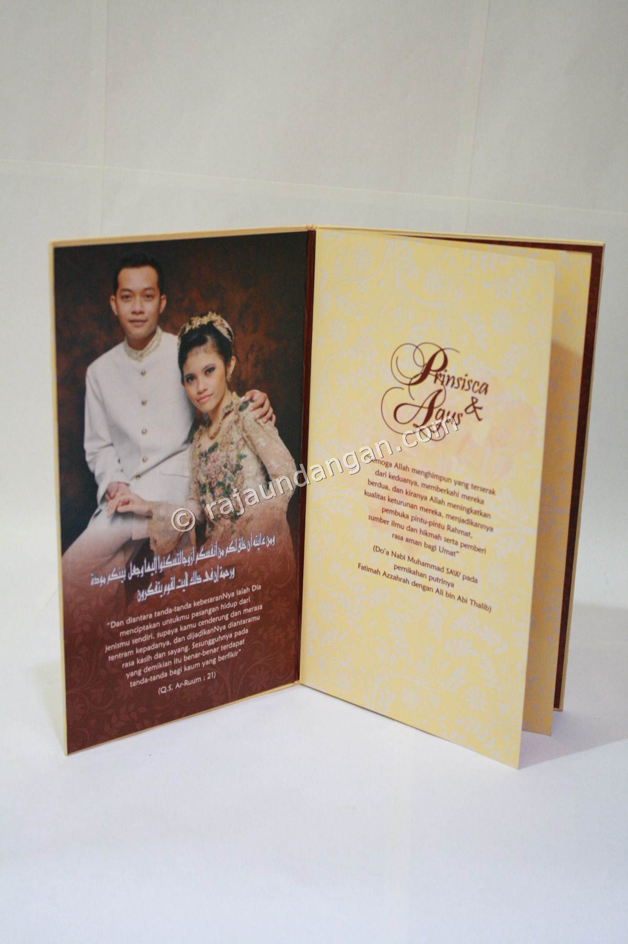 Contoh Kartu Undangan Pernikahan Hardcover Prinsisca dan Agus 4 - Pesan Wedding Invitations Simple di Ploso