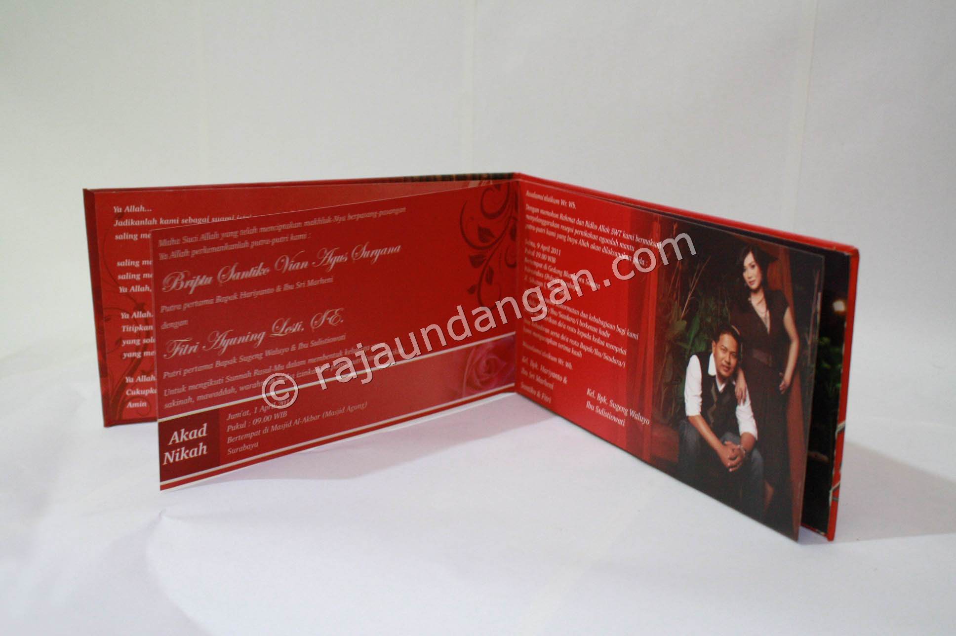 Contoh Undangan Pernikahan Hardcover Santiko dan Fitri 5 - Pesan Wedding Invitations Eksklusif di Bubutan