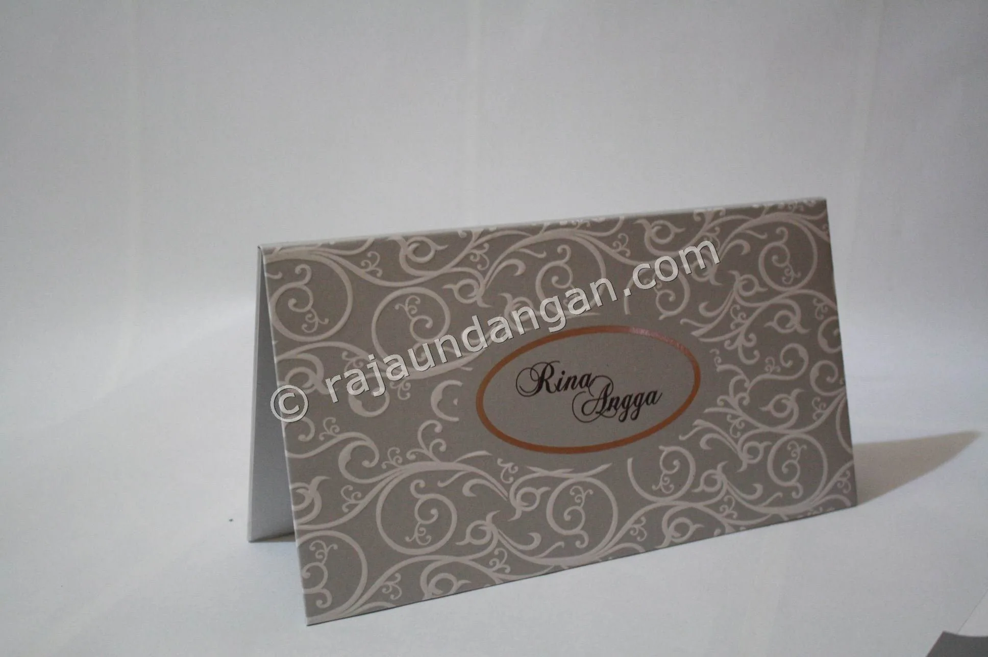 Pesan Wedding Invitations Unik di Menur Pumpungan