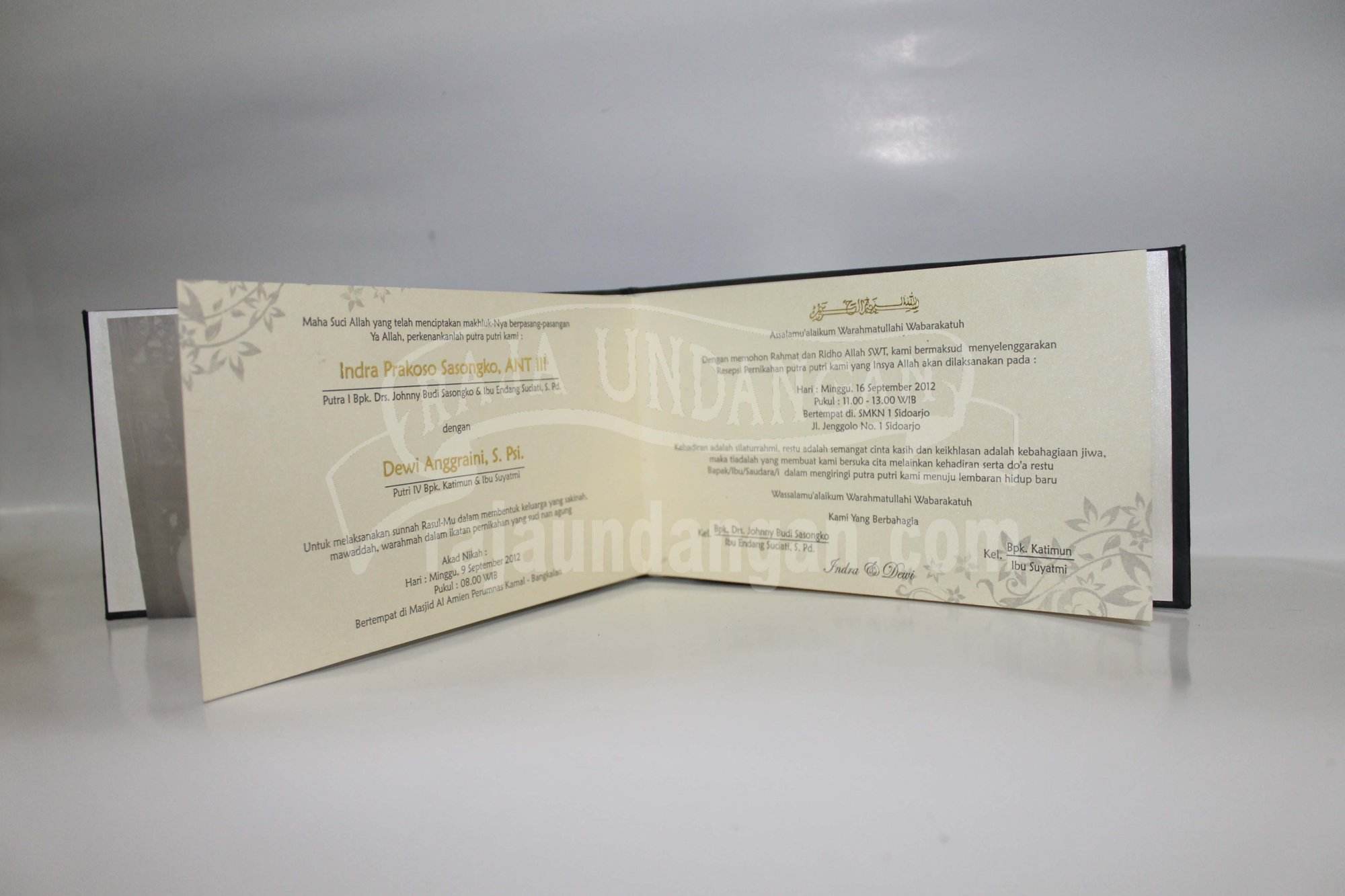 Undangan Pernikahan Hardcover Black Gold Dalam 3 - Percetakan Wedding Invitations Online di Kedurus