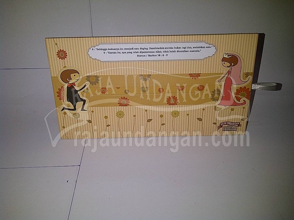Undangan Pernikahan Hardcover Dhesti dan Andreas EDC 211 - Pesan Wedding Invitations Simple dan Elegan di Rungkut Kidul