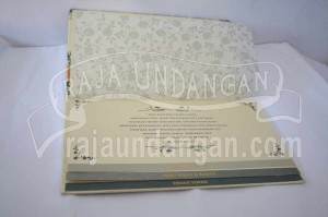 Hardcover Ully Dhani 3 300x199 - Pesan Undangan Perkawinan Unik di Krembangan Utara