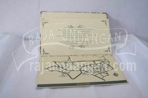 Hardcover Ully Dhani 5 300x199 - Pesan Wedding Invitations Eksklusif di Surabaya